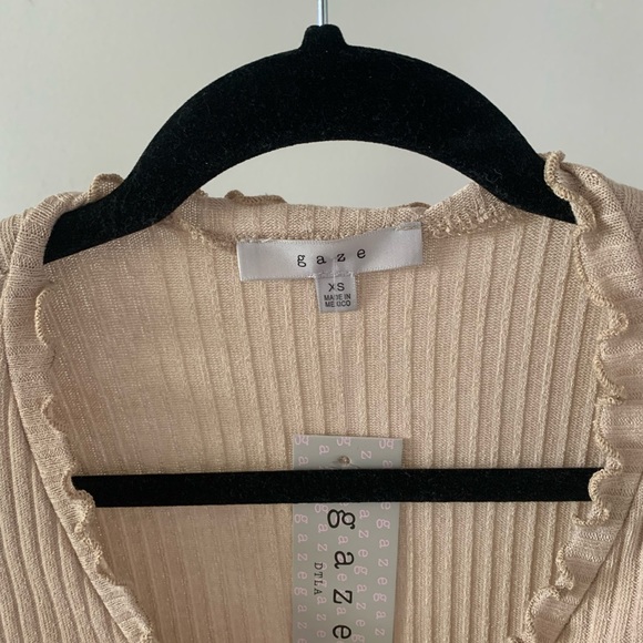 Cute frilled cover-up top. Size XS. - Picture 3 of 3